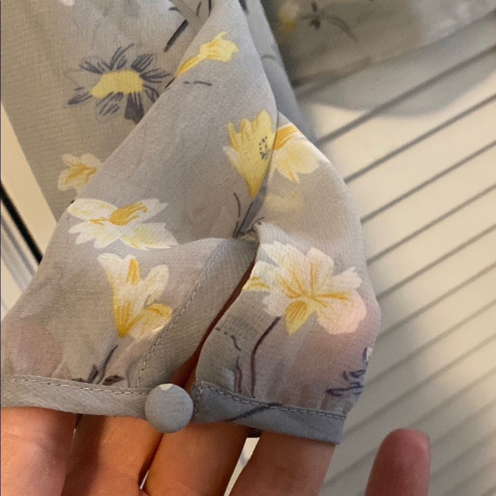 Floral Ruffle Gray Top - Picture 2 of 10